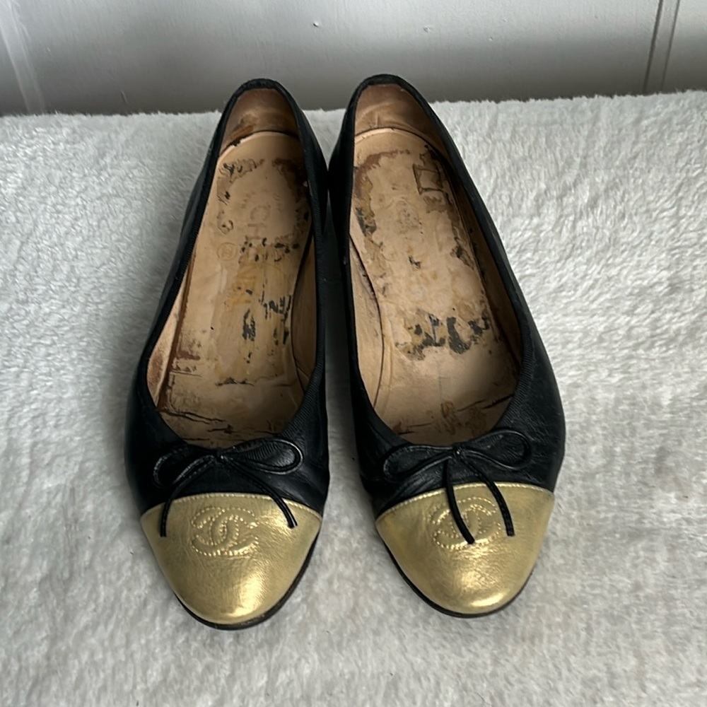 Chanel Black and Gold leather ballet flats 37 1/2
